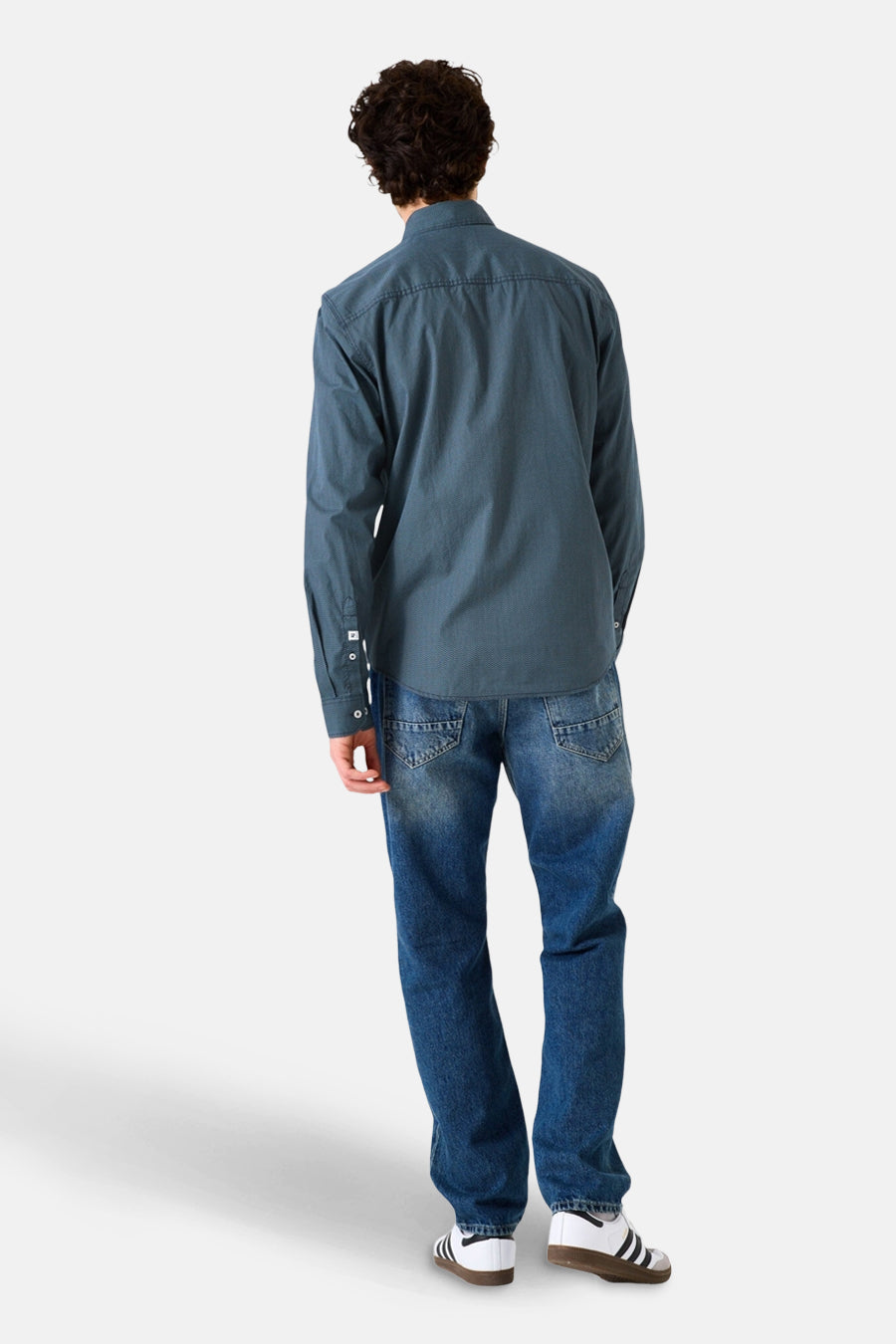 Blauw overhemd met lange mouwen van GARCIA, van achteren gezien, gedragen met een spijkerbroek en sportschoenen.