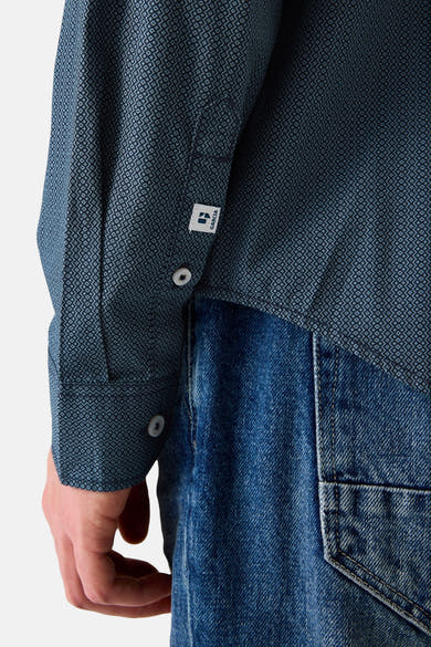 Blauwe blouse met lange mouwen van GARCIA, met subtiel ruitpatroon, knopen en een spijkerstof schouderstuk.