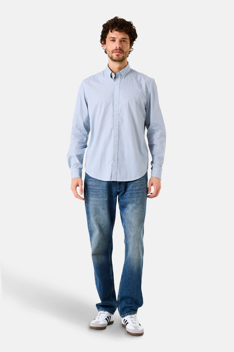 Blauw overhemd met lange mouwen van GARCIA, gedragen met een spijkerbroek en sneakers.