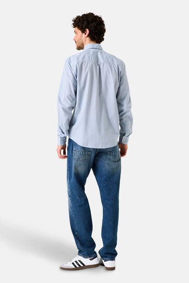 Blauw overhemd met lange mouwen van GARCIA, van achteren gezien, gedragen met een wijde spijkerbroek en sneakers.