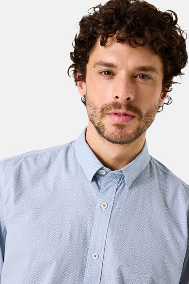 Chemise à manches longues bleue de GARCIA, avec un motif discret et une texture légère.