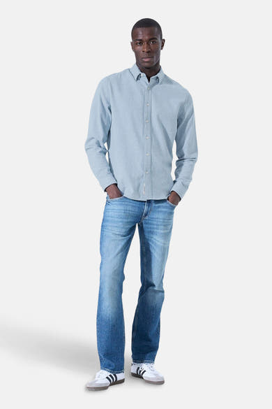 Blauw overhemd met lange mouwen van GARCIA, gedragen met een blauwe jeans en witte sneakers.