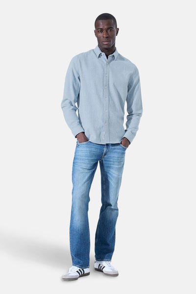 Blauw overhemd met lange mouwen van GARCIA, gedragen met een blauwe jeans en witte sneakers.