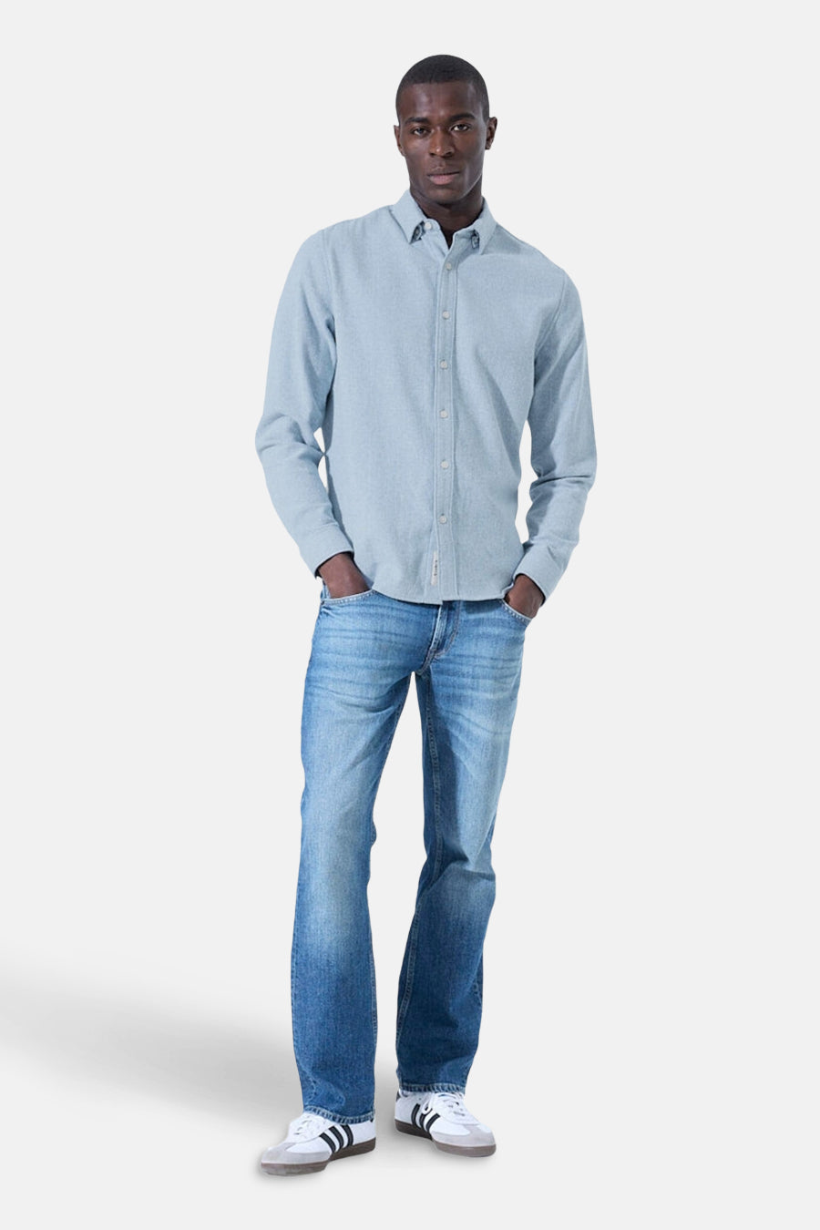 Blauw overhemd met lange mouwen van GARCIA, gedragen met een blauwe jeans en witte sneakers.