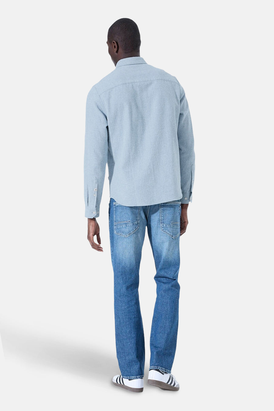 Blauw overhemd met lange mouwen van GARCIA, van achteren gezien, gedragen met een spijkerbroek en witte sneakers.