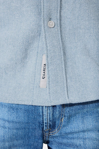 Chemise bleu clair à chevrons de GARCIA, avec une étiquette de marque visible et un bouton sur le devant.