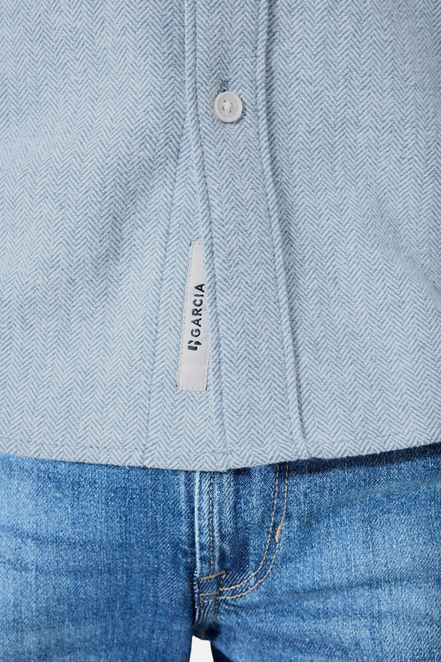 Chemise bleu clair à chevrons de GARCIA, avec une étiquette de marque visible et un bouton sur le devant.