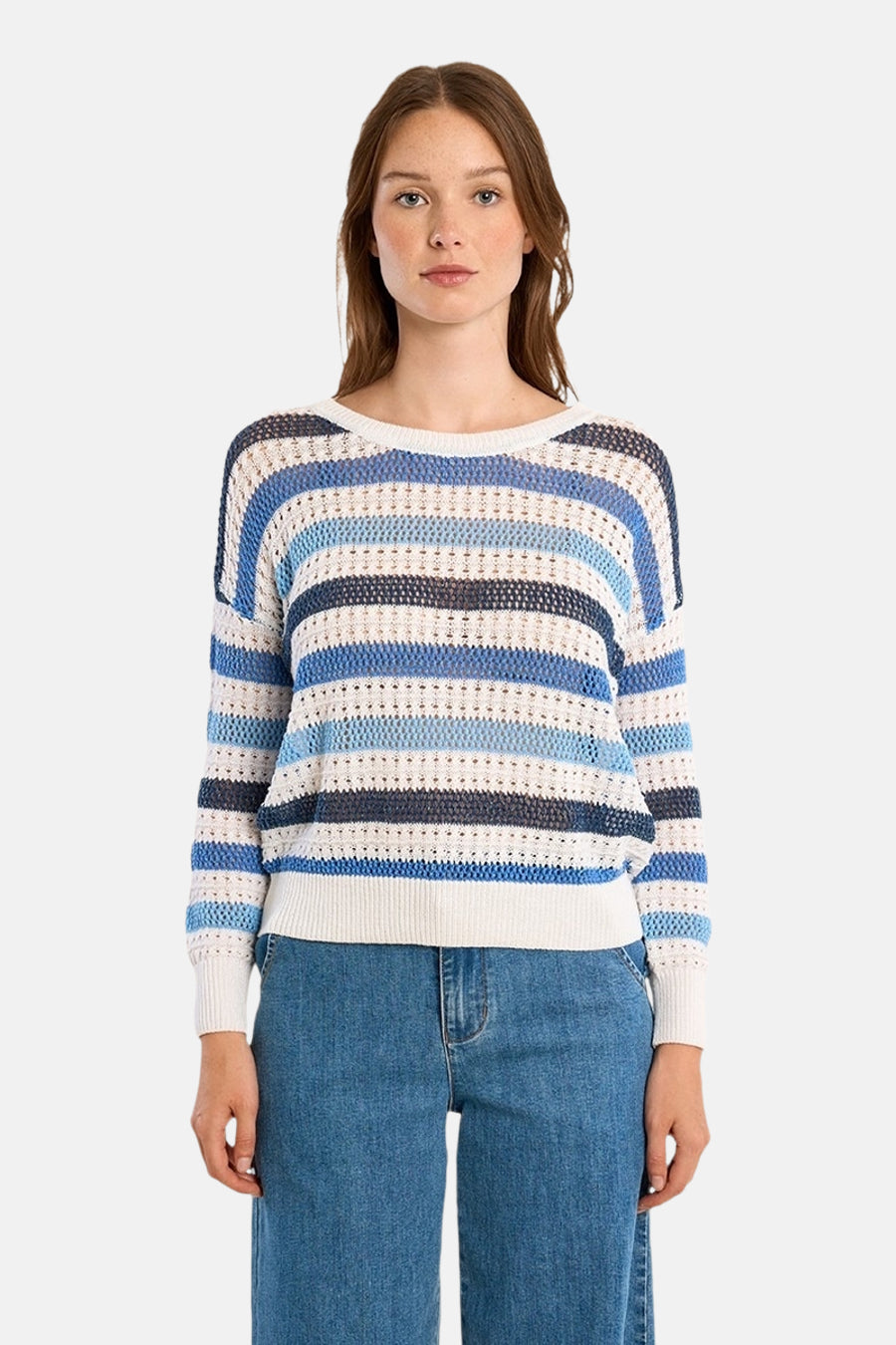 Pull à rayures multicolores col rond de Molly Bracken, porté avec un pantalon en denim.