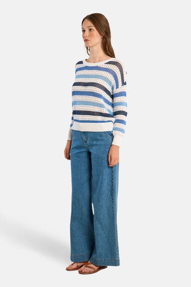 Pull col rond multicolore par Molly Bracken, à rayures bleues, blanches et marine.
