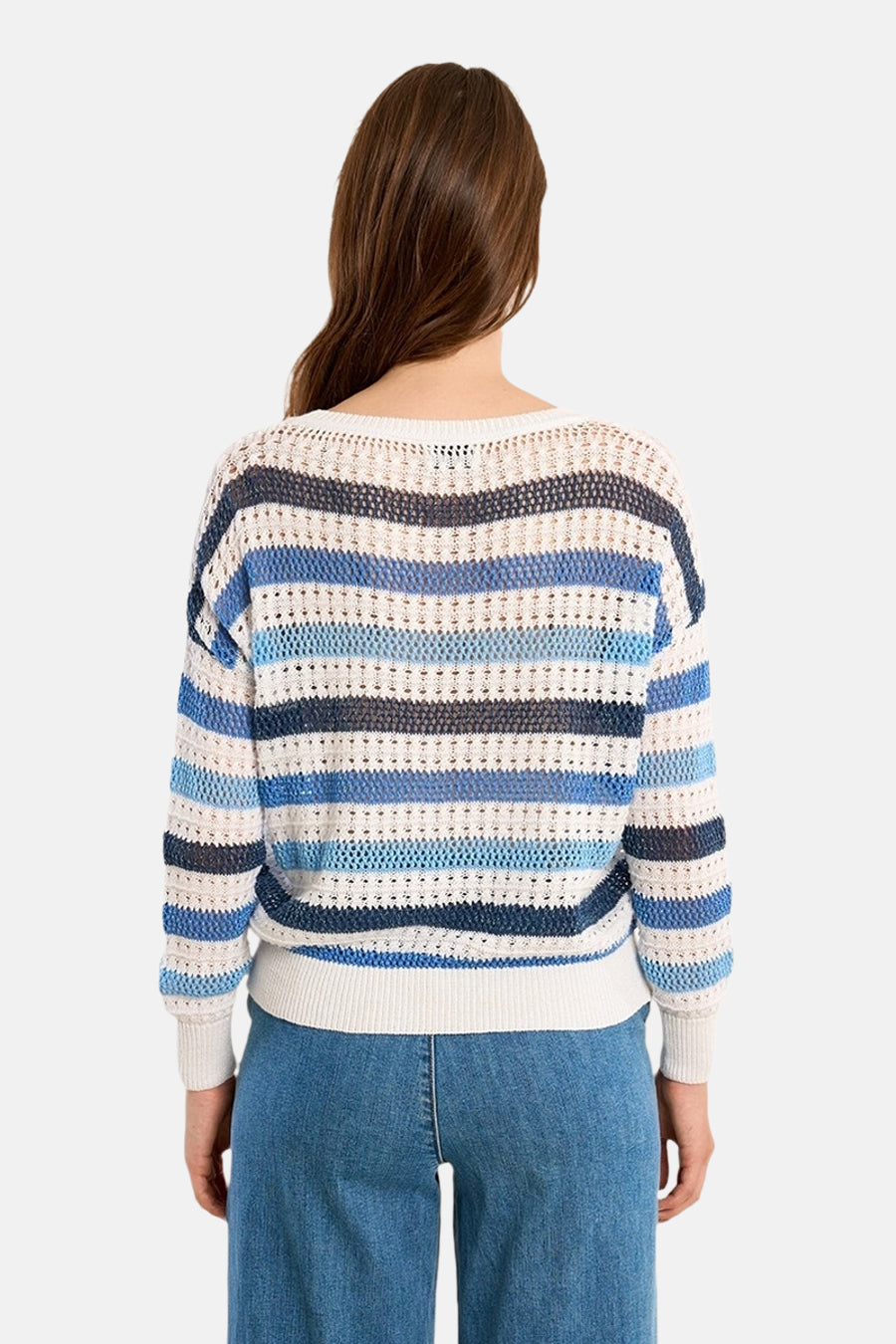 Pull col rond multicolore de Molly Bracken avec un motif à rayures horizontales, porté avec un jean bleu.