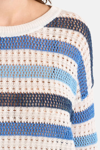 Pull col rond multicolore de Molly Bracken, à rayures ajourées blanches, bleues et marine.