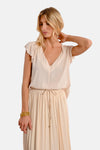 Ecru blouse met korte mouwen van Molly Bracken, met een V-hals en een bijpassende geplooide rok.