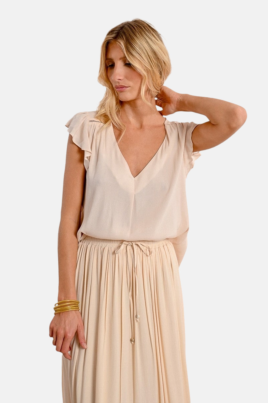 Ecru blouse met korte mouwen van Molly Bracken, met een V-hals en een bijpassende geplooide rok.