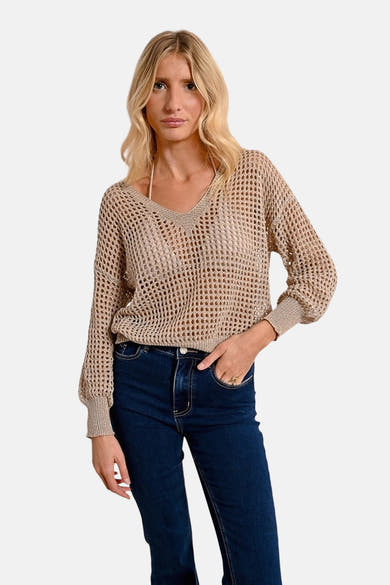 Beige V-hals trui van Molly Bracken met een ajoursteek, gedragen met een blauwe jeans.
