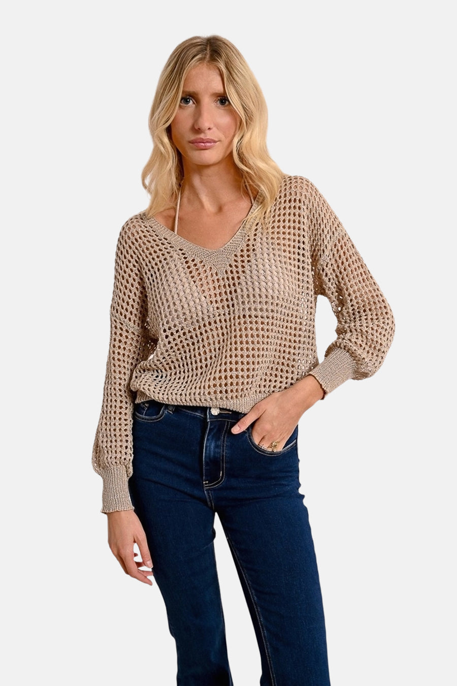 Beige V-hals trui van Molly Bracken met een ajoursteek, gedragen met een blauwe jeans.