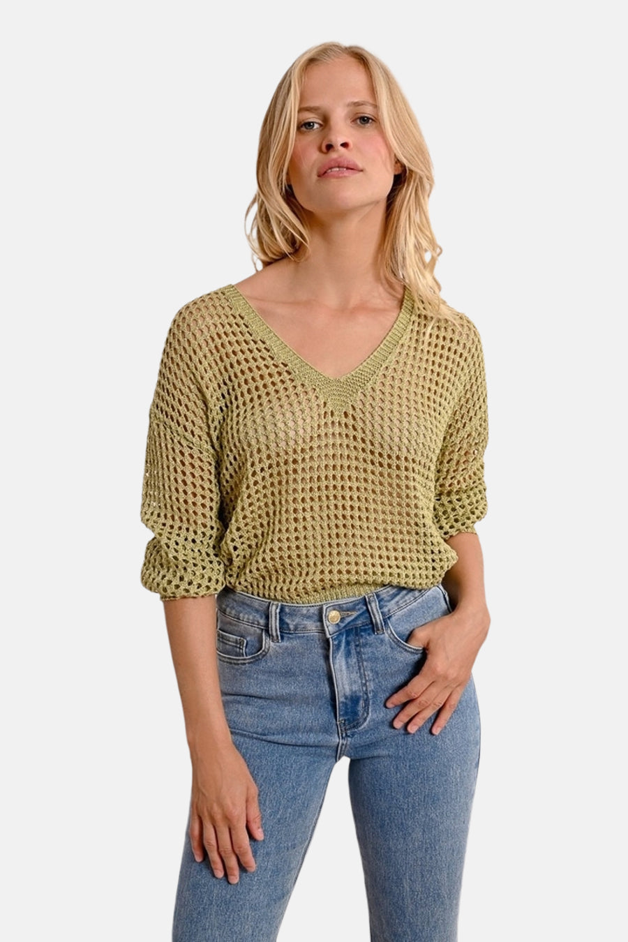 Groene V-hals trui van Molly Bracken, in opengebreide stof gedragen met een high-waisted jeans.