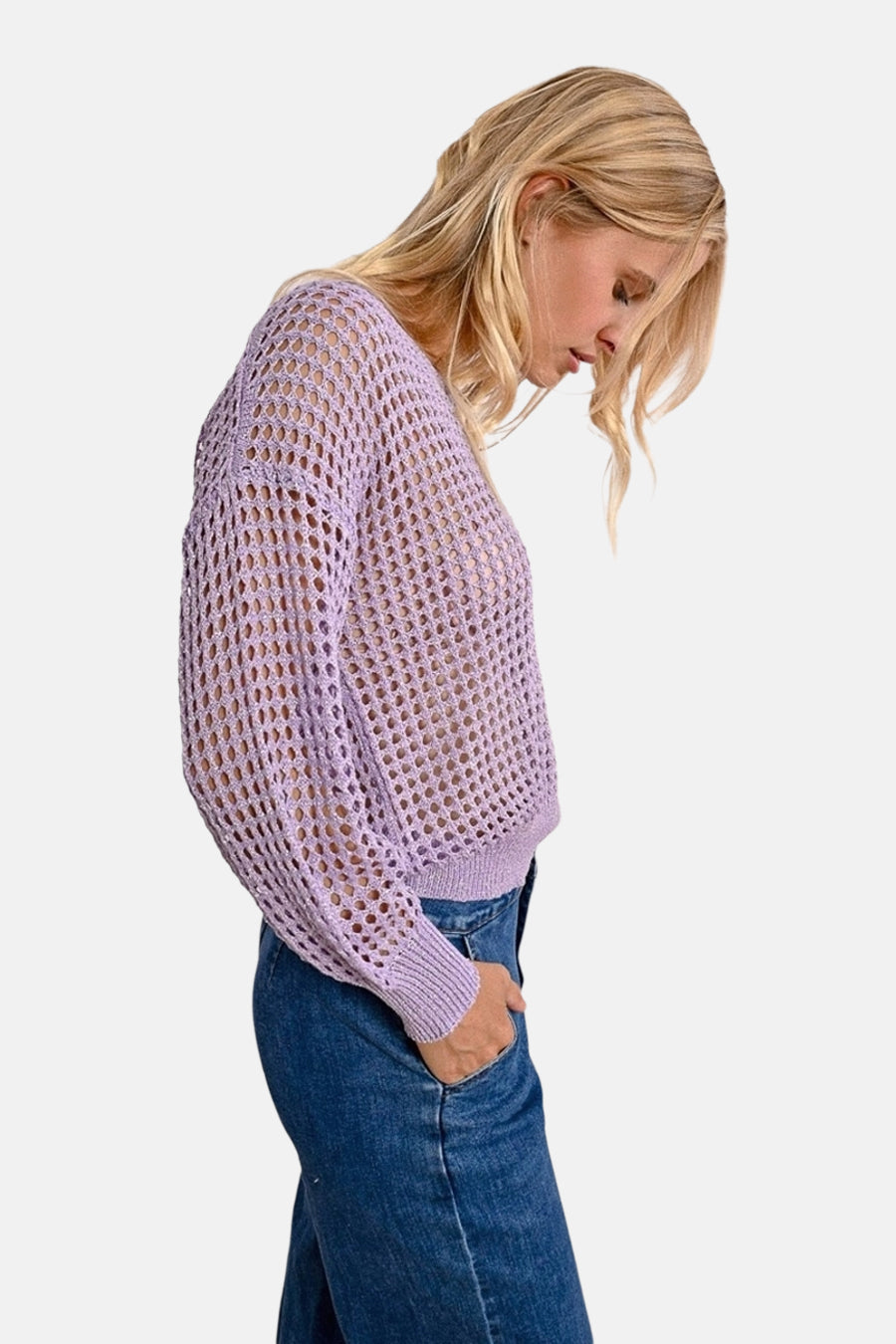 Paarse V-hals trui van Molly Bracken, in ajour gebreid, gedragen met een blauwe jeans.