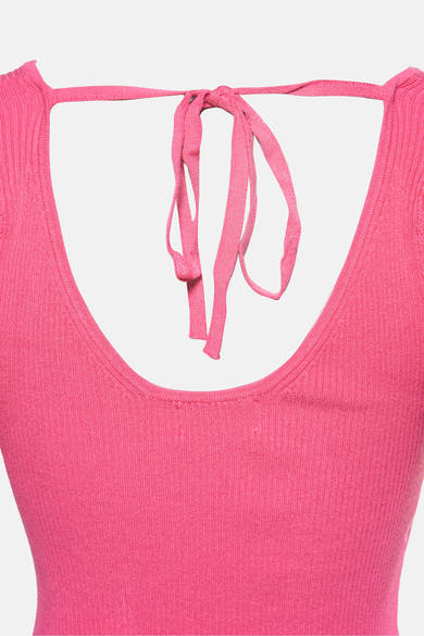 Roze T-shirt met korte mouwen van Molly Bracken, met een halternek die is vastgebonden met dunne bandjes.