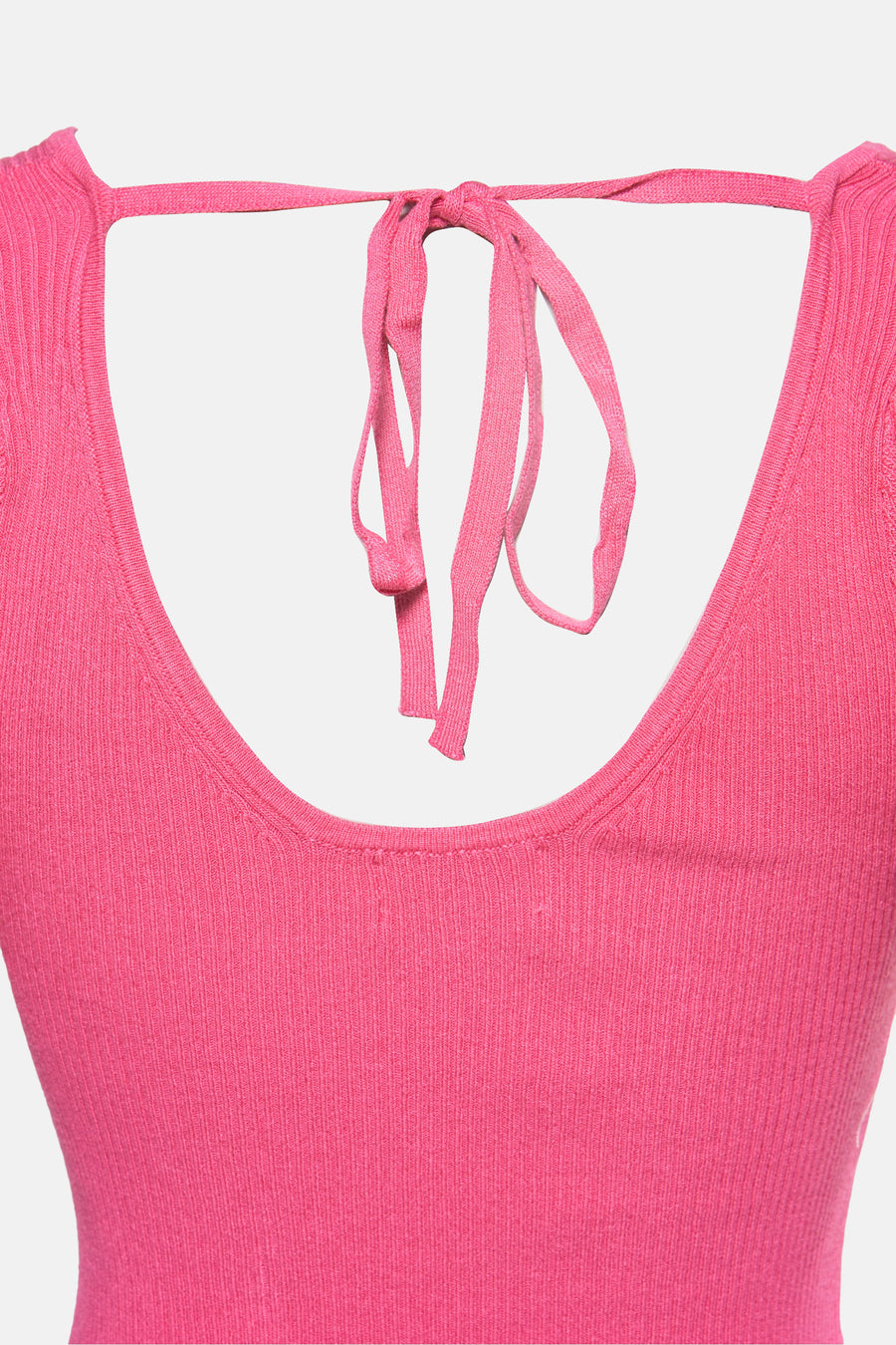 Roze T-shirt met korte mouwen van Molly Bracken, met een halternek die is vastgebonden met dunne bandjes.