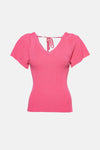 Roze T-shirt met korte mouwen van Molly Bracken, in ribgebreid met V-hals en strikdetail op de rug.