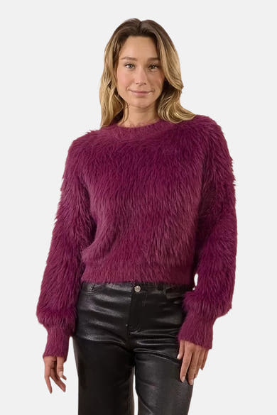 Paarse trui met ronde hals van Molly Bracken, in een pluizige textuur, gedragen met een glanzende zwarte broek.