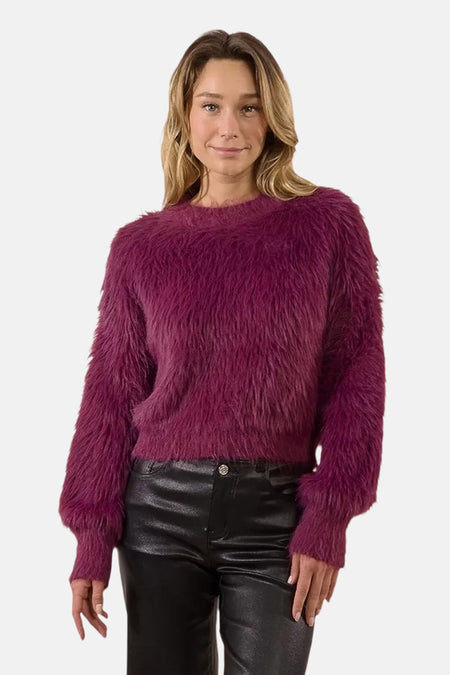 Paarse trui met ronde hals van Molly Bracken, in een pluizige textuur, gedragen met een glanzende zwarte broek.
