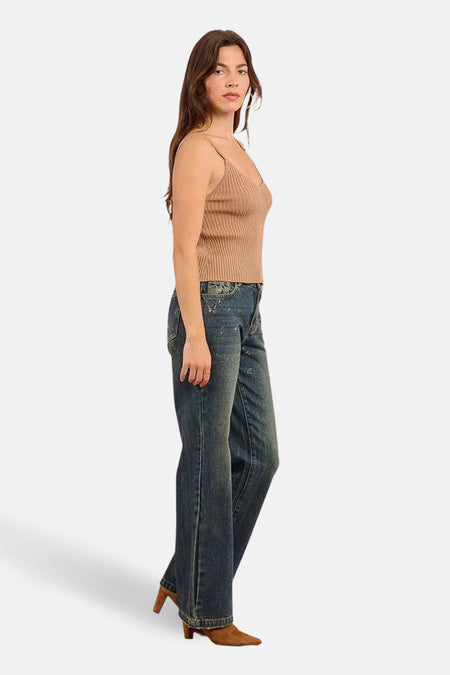 Beige top met dunne bandjes, van Molly Bracken, gedragen met wijde jeans en hakken.