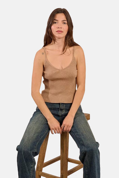 Beige top met dunne bandjes van Molly Bracken, gedragen met een casual spijkerbroek.