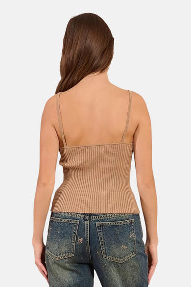 Beige top met dunne bandjes van Molly Bracken, geribbelde textuur, gedragen met een spijkerbroek.