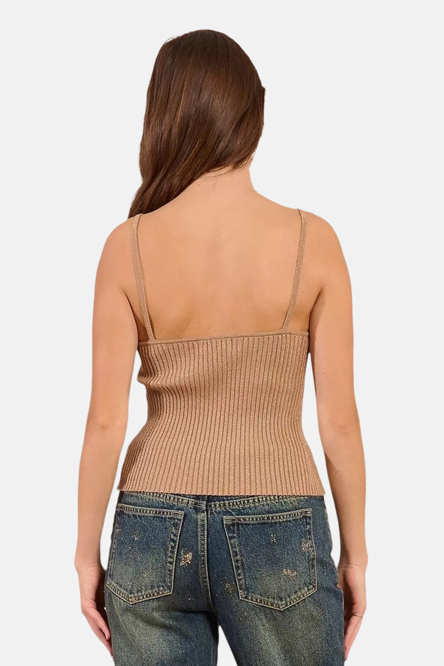 Beige top met dunne bandjes van Molly Bracken, geribbelde textuur, gedragen met een spijkerbroek.