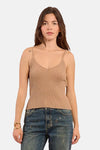 Beige top met dunne bandjes, van Molly Bracken, met verticale ribbels en glinsterende details, gedragen met een spijkerbroek.