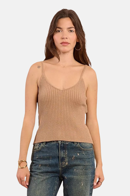 Beige top met dunne bandjes, van Molly Bracken, met verticale ribbels en glinsterende details, gedragen met een spijkerbroek.
