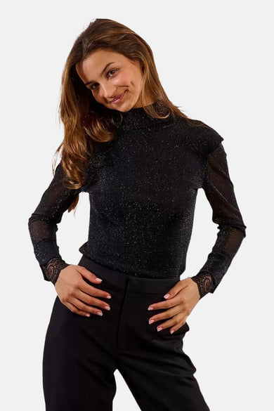 Zwart T-shirt met lange mouwen van Molly Bracken met kanten details bij de manchetten.