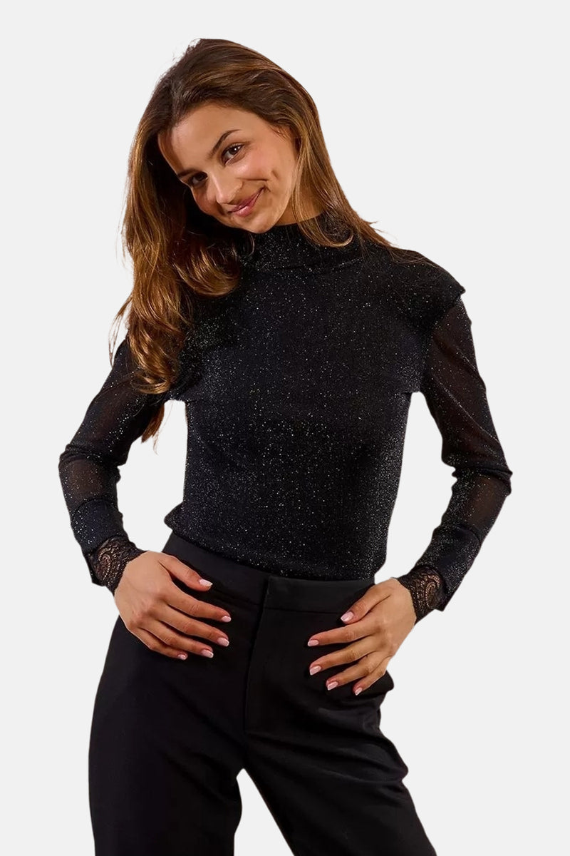 Zwart T-shirt met lange mouwen van Molly Bracken met kanten details bij de manchetten.