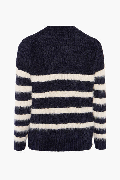 Pull à col rond bleu de Molly Bracken, avec des rayures horizontales blanches et un effet duveteux.
