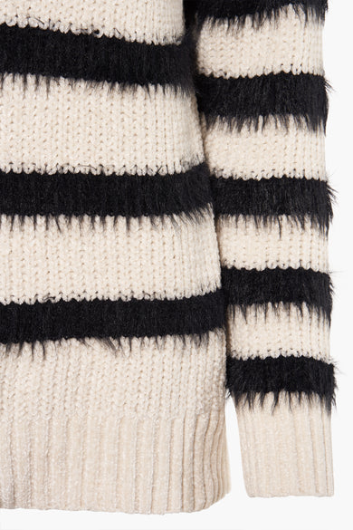 Pull à col rond blanc de Molly Bracken, avec rayures horizontales noires à effet duveteux.