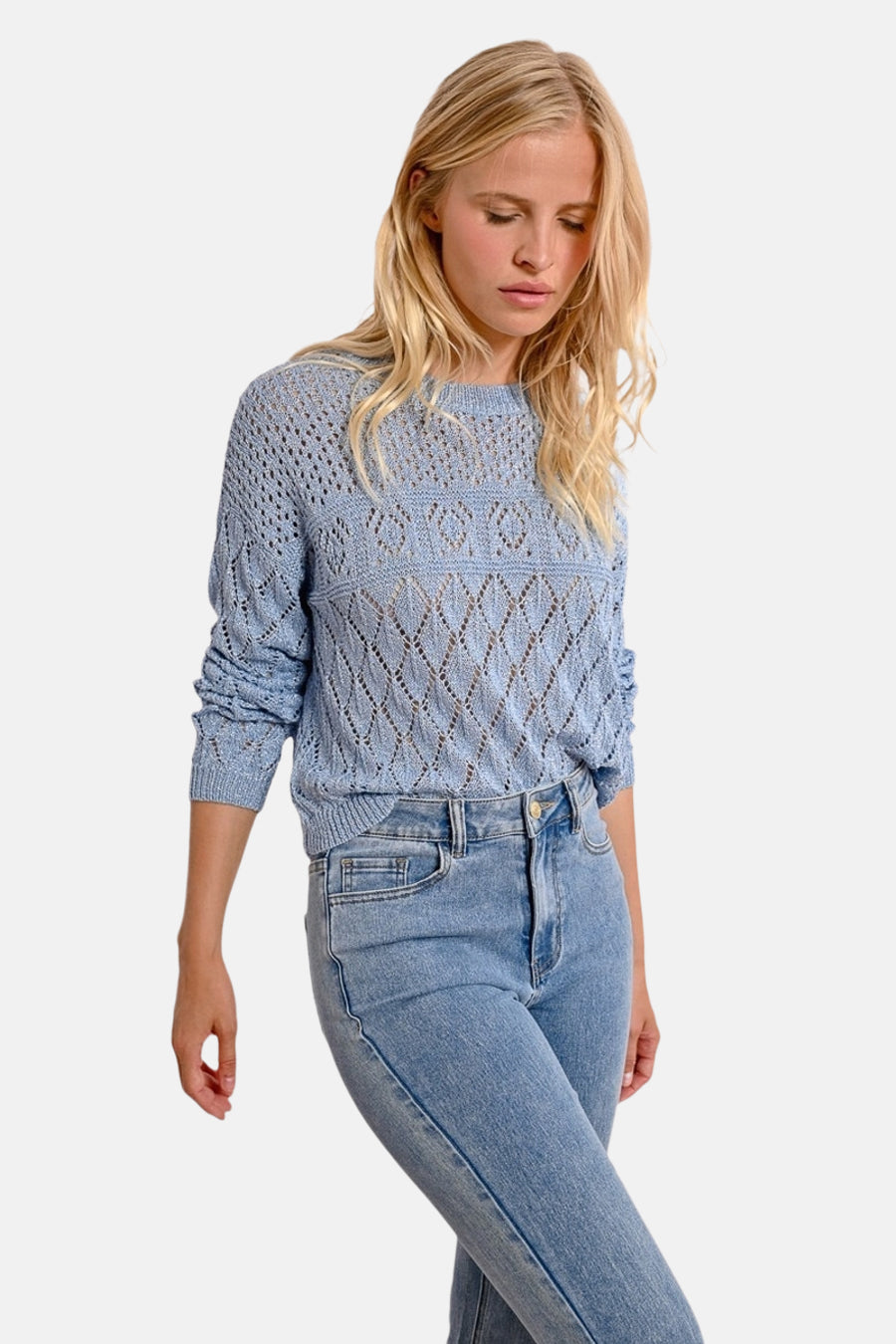 Blauwe trui met ronde hals van Molly Bracken met een all-over ajourpatroon.