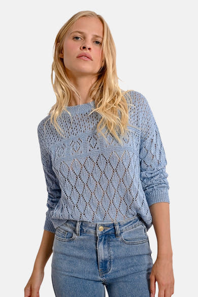 Blauwe trui met ronde hals van Molly Bracken, met ruitpatroon en gedragen met een spijkerbroek.