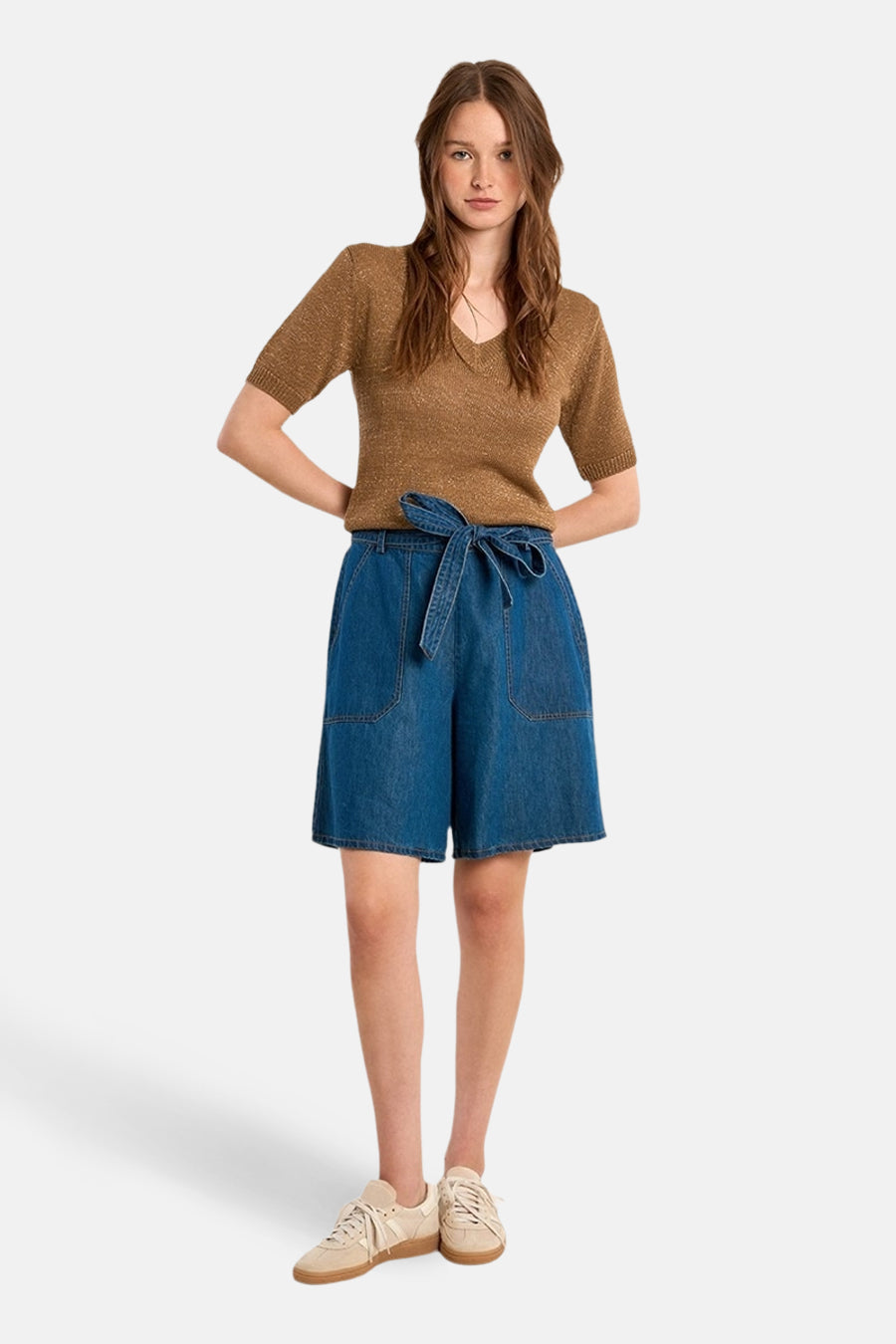 Pull col V cognac by Molly Bracken, avec manches courtes et une texture fine.