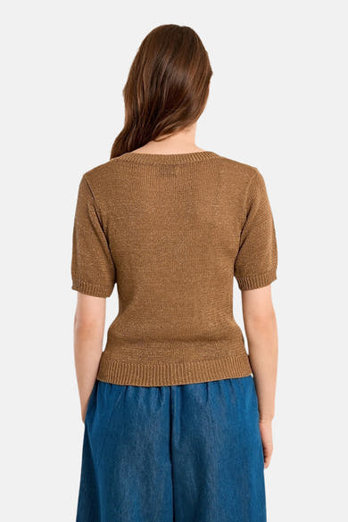 Pull col V cognac par Molly Bracken, vue de dos, porté avec un pantalon bleu.