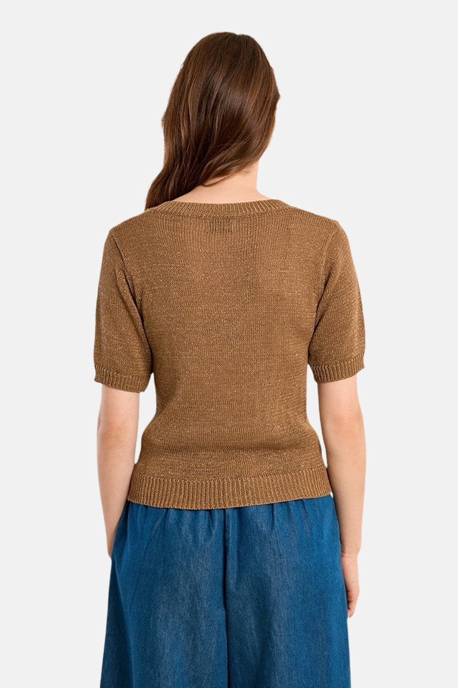 Pull col V cognac par Molly Bracken, vue de dos, porté avec un pantalon bleu.