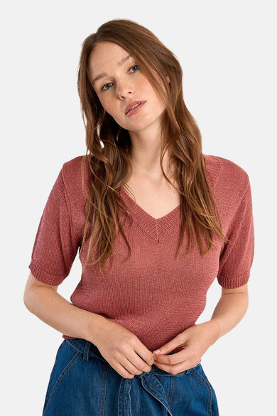 Pull col V rouge, par Molly Bracken, avec manches courtes et texture tricotée.