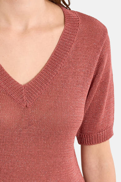 Pull col V rouge de Molly Bracken, en maille fine légèrement brillante, avec des manches courtes.