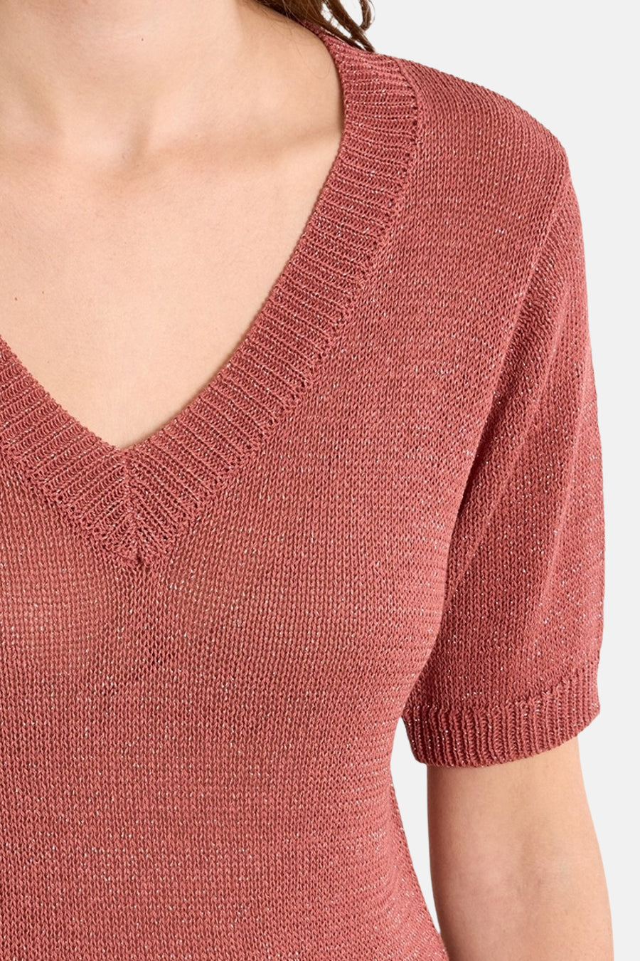 Pull col V rouge de Molly Bracken, en maille fine légèrement brillante, avec des manches courtes.