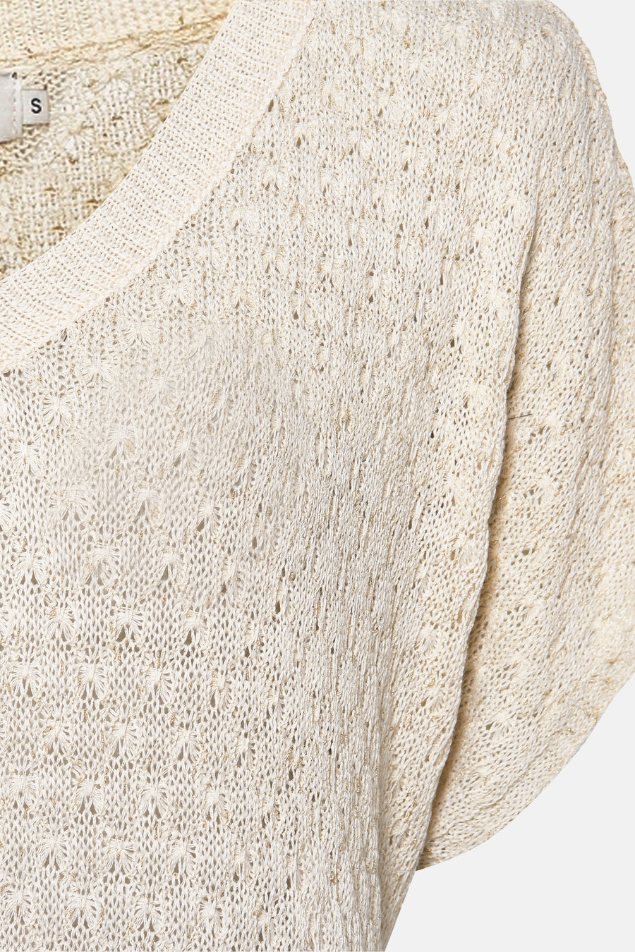 Pull beige à col en V de Molly Bracken, en tricot ajouré avec des touches dorées.