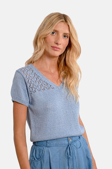 Pull à col en V bleu clair de Molly Bracken, avec détails ajourés aux épaules, porté avec un pantalon assorti.
