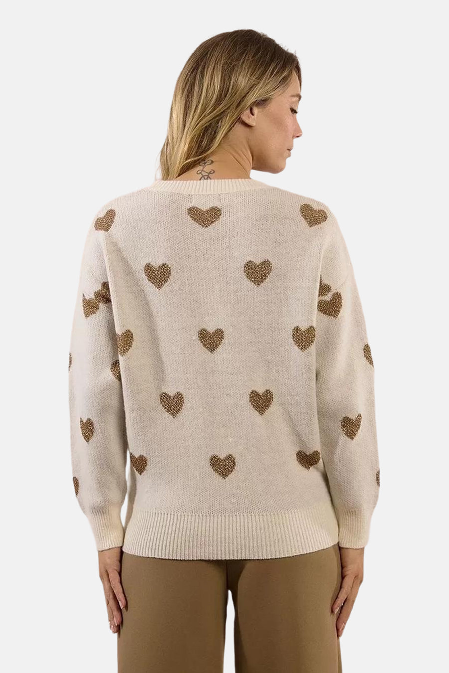 Pull à col rond écru de Molly Bracken, motif de cœurs dorés sur l'ensemble du pull, dos visible.