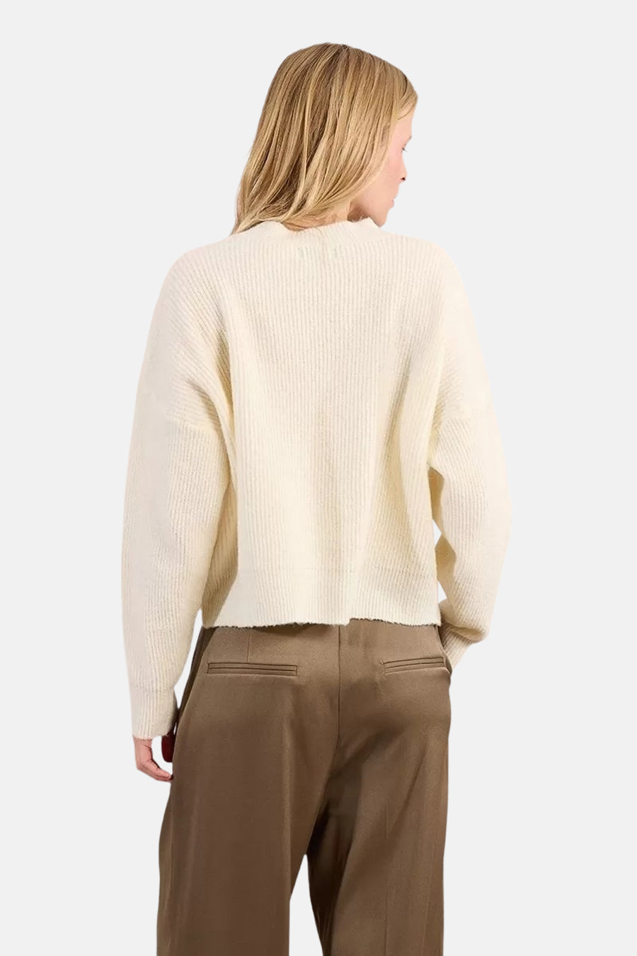 Ecru ronde hals trui van Molly Bracken, gedragen met een bruine broek, achterzicht.