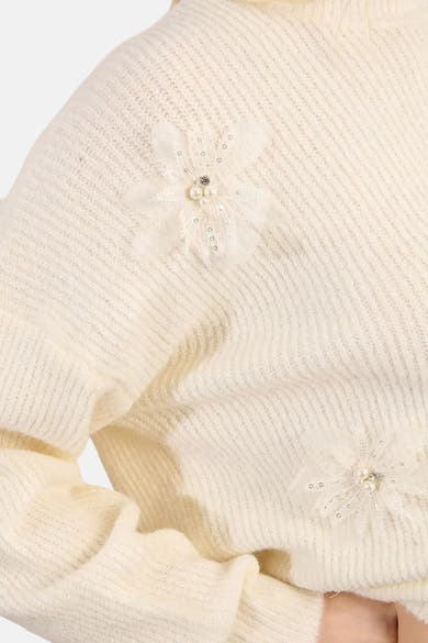 Ecru ronde hals trui van Molly Bracken met parelmoer bloemendetails.