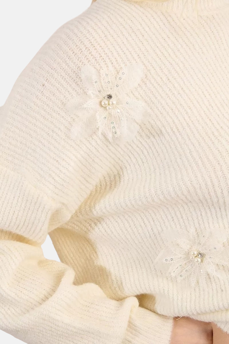 Ecru ronde hals trui van Molly Bracken met parelmoer bloemendetails.